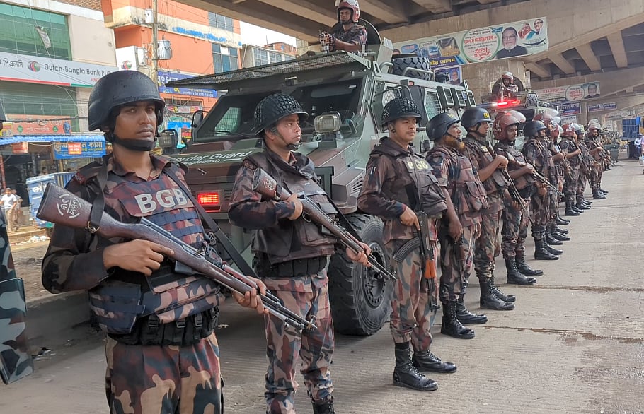 গাজীপুর মহানগরীর বিভিন্ন এলাকায় পুলিশ, বিজিবি ও সেনাবাহিনীর সদস্যদের যৌথ টহল চলছে